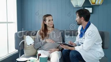 产科医生在医院<strong>咨询孕妇</strong>。